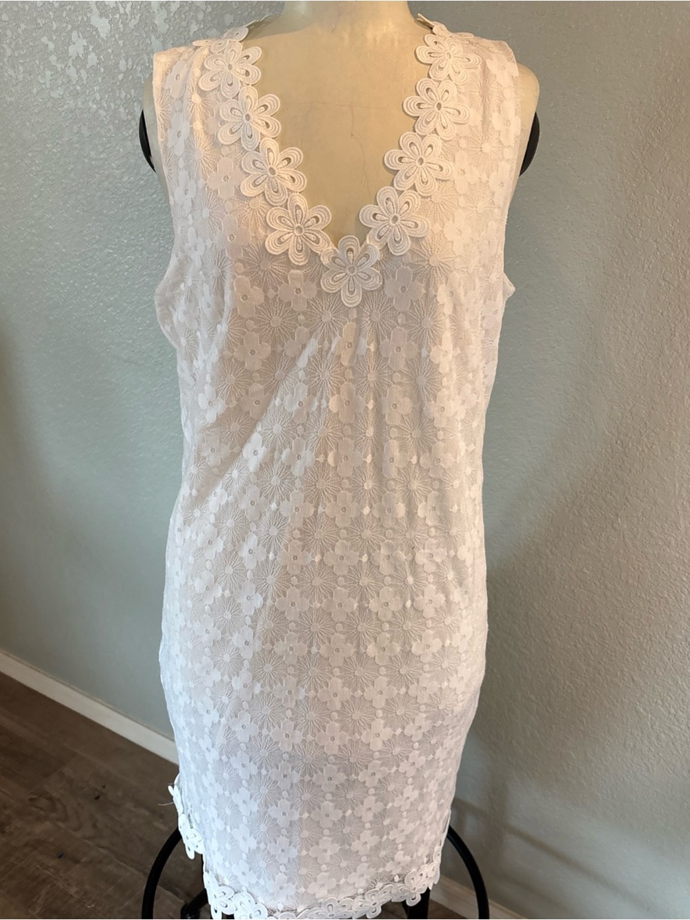 London Times White Lace Sheath Dress with Floral Appliqué